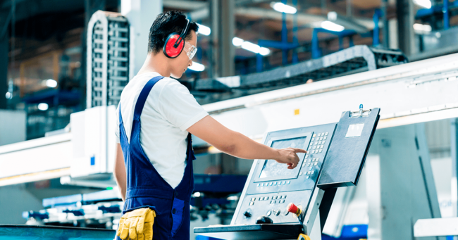 persona utilizando maquina cnc para producir piezas en serie