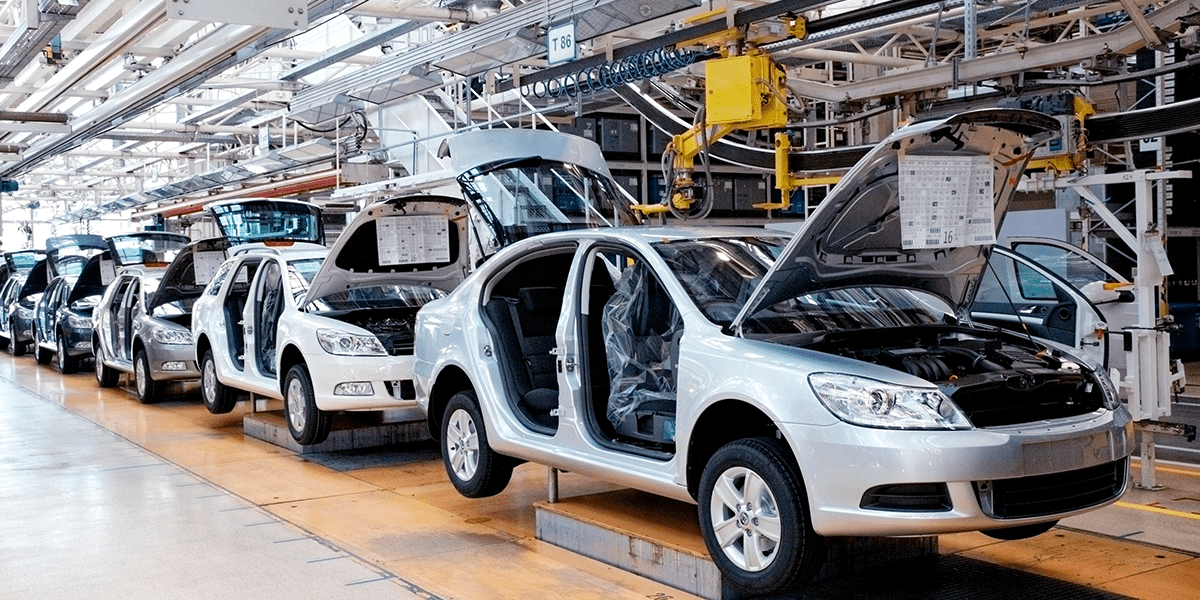 fabricación de automóviles en una fabrica con piezas maquinadas en cnc