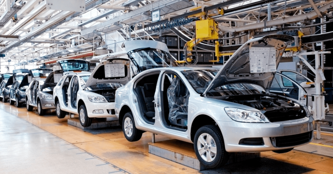 fabricación de automóviles en una fabrica con piezas maquinadas en cnc