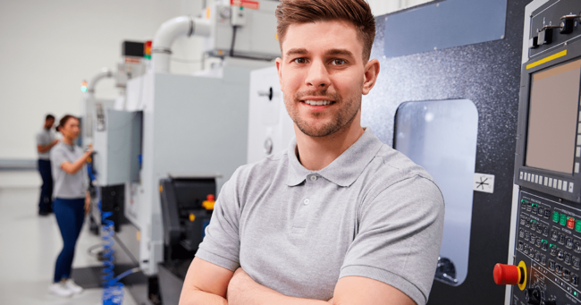 operador de maquinaria en frente de maquina para programación cnc