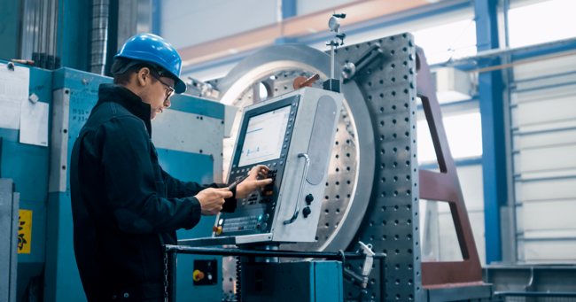 personal controlando una maquinad de torno cnc