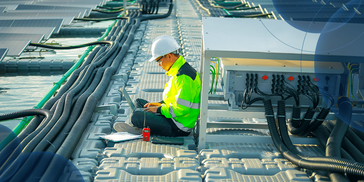ingeniero de mecanizado cnc en la industria renovable