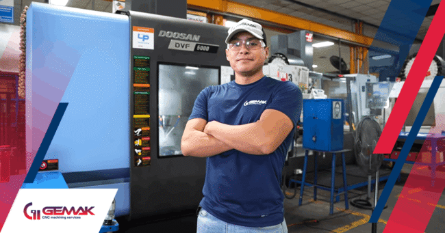 gemak empresa de maquinado CNC empleado de empresa de maquinado cnc de precisión gemak con maquina cnc de fondo